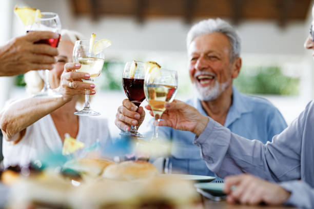 felices amigos maduros brindando con cócteles. - adult beverage fotografías e imágenes de stock