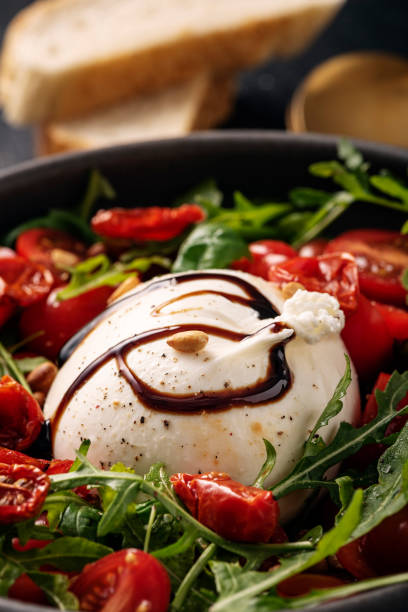 burrata con tomates, rúcula y piñones. - salad mozzarella food balsamic vinegar fotografías e imágenes de stock
