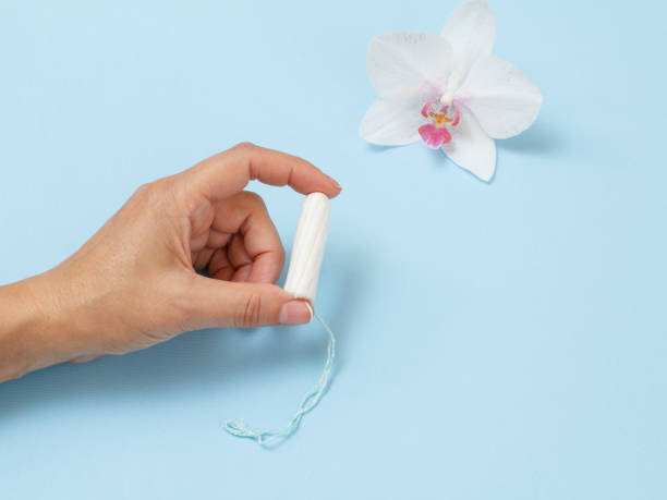 mano femenina sosteniendo tampones higiénicos con aplicador. - tampon menstruation applicator hygiene fotografías e imágenes de stock