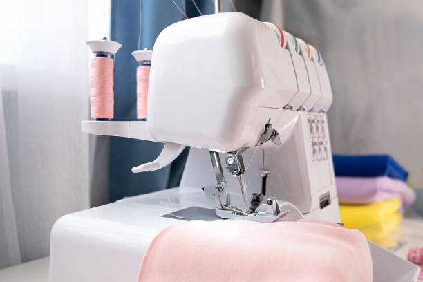 overlock. sewing clothes using a sewing machine at home. Seamstress working. Hand making clothes in home interior. Female sits enjoying process of sewing clothes. creative skills design, hobbies, lifestyle and small business concept overlock. coser ropa usando una máquina de coser en casa. costurera trabajando. confección manual de ropa en el interior del hogar. la hembra se sienta disfrutando del proceso de coser ropa. diseño de habilidades creativas, pasatiempos y concepto de pe