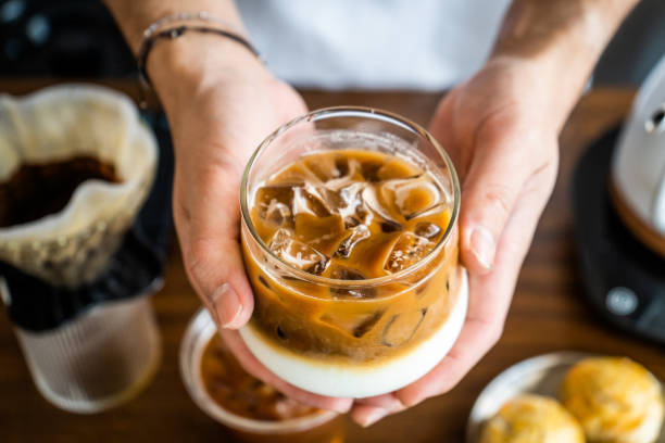 il barista maschio asiatico prepara bevande al caffè in un bar - pouring coffee human hand cup foto e immagini stock