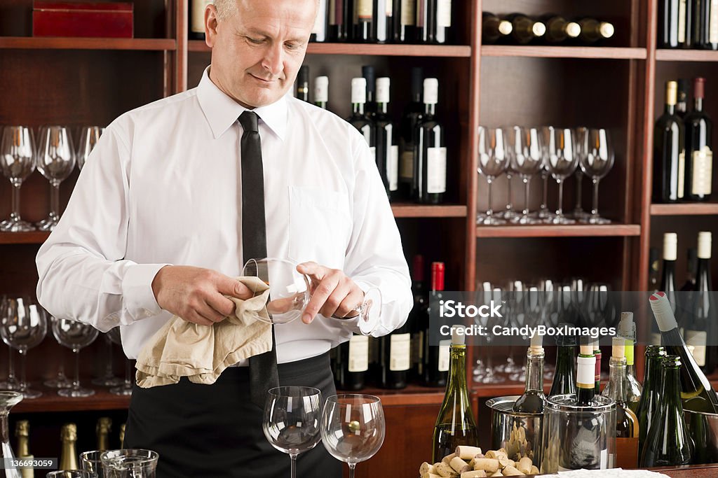 Wine bar ristorante cameriere pulire il vetro - Foto stock royalty-free di Pulire