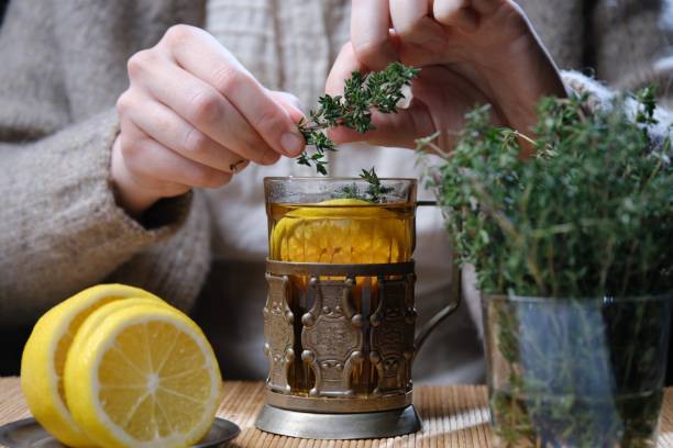 レモン、タイム、蜂蜜のホットティー - tea cup tea cup herbal medicine ストックフォトと画像
