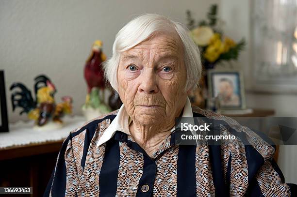 Foto de É Muito Antiga Feminino Sênior Em Casa e mais fotos de stock de Mulheres - Mulheres, Mulheres Idosas, Só Uma Mulher