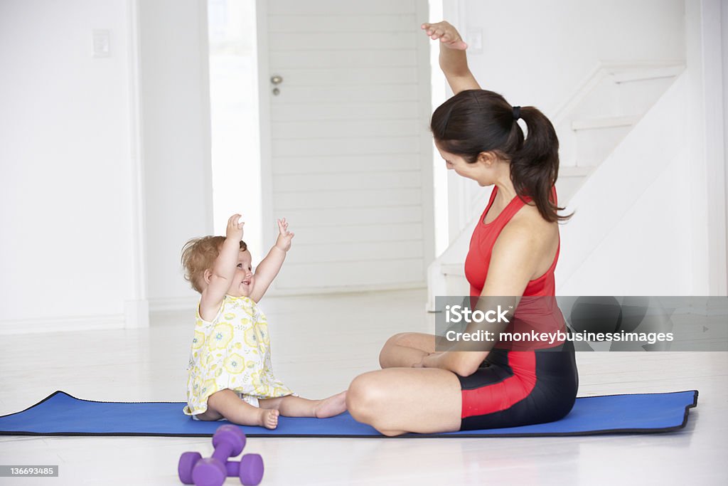 Mãe e bebê fazendo yoga - Foto de stock de Bebê royalty-free