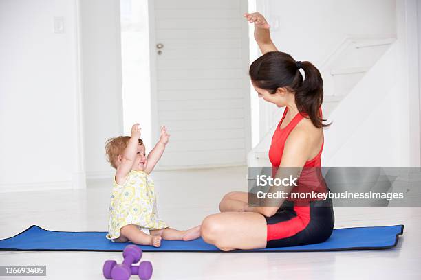 Foto de Mãe E Bebê Fazendo Yoga e mais fotos de stock de Bebê - Bebê, Exercício físico, Mãe
