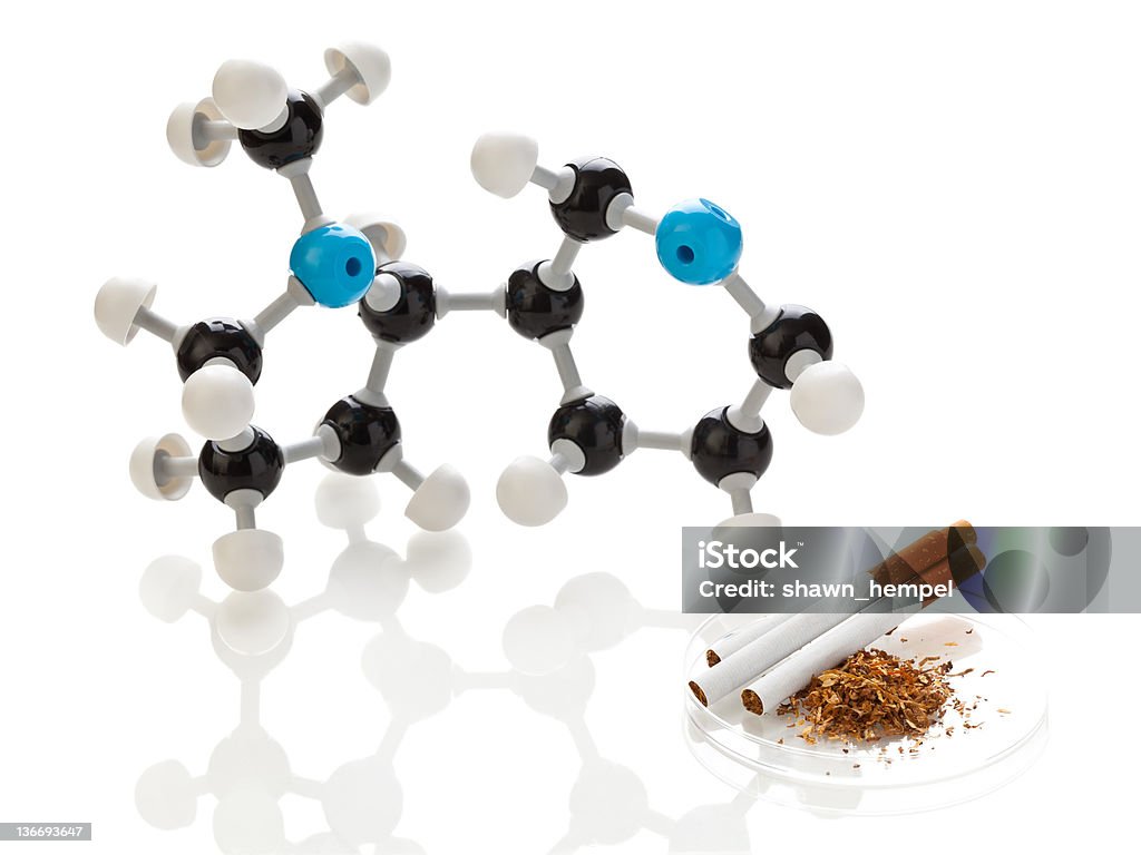 Molécula de nicotina y los cigarrillos y del tabaco - Foto de stock de Alcalino libre de derechos