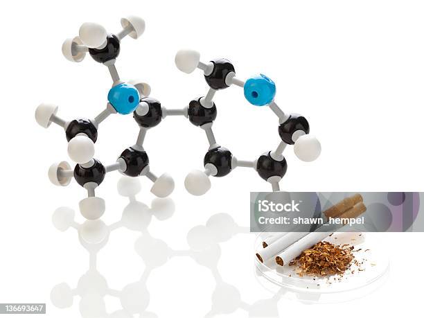 Molécula De Nicotina Y Los Cigarrillos Y Del Tabaco Foto de stock y más banco de imágenes de Alcalino
