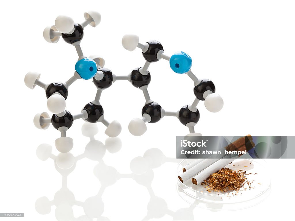 Никотин molecule with Табак и сигарет - Стоковые фото Без людей роялти-фри