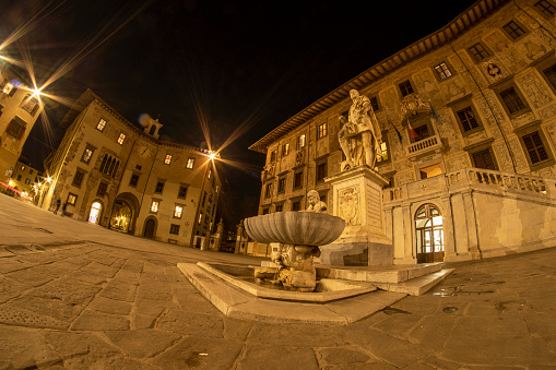 Italia Toscana Pisa, Piazza dei Cavalieri vista nocturna scuola normale Superiore y la estatua de Cosimo de Medici photo