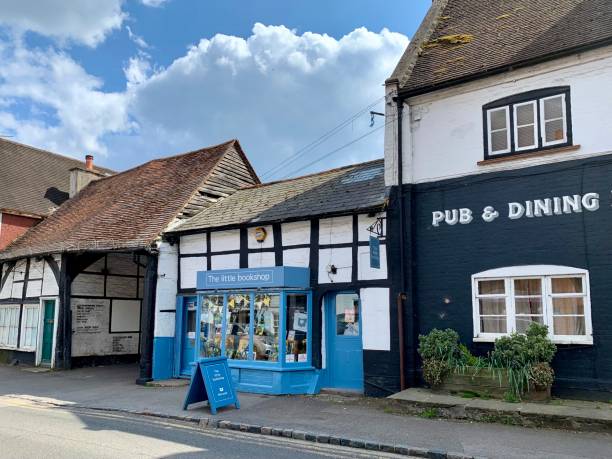 cookham, berkshire, angleterre. vue sur high street du village anglais médiéval. architecture traditionnelle de la campagne - tudor style house timber window photos et images de collection