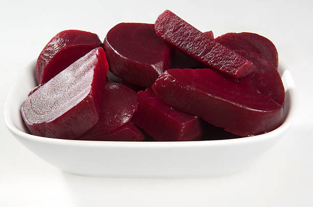 tranches de betterave - beet pickled common beet cooked photos et images de collection