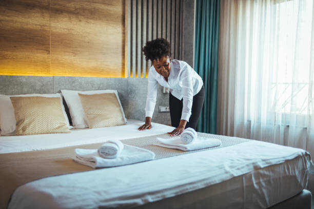empregada trabalhando fazendo a cama em um hotel. - sheet human hand bed women - fotografias e filmes do acervo