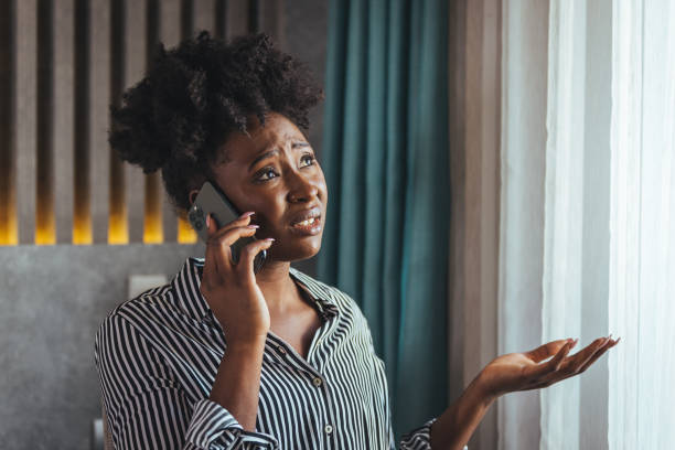 outraged attractive employee talking on the phone - business form smart phone customer imagens e fotografias de stock