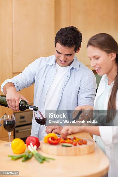 Foto de Retrato De Um Homem Bonito Ler Um Vidro e mais fotos de stock de Adulto - Adulto, Alimentação Saudável, Amor