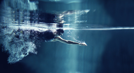 Atleta natación freestyle sobre fondo azul, Vista submarina photo