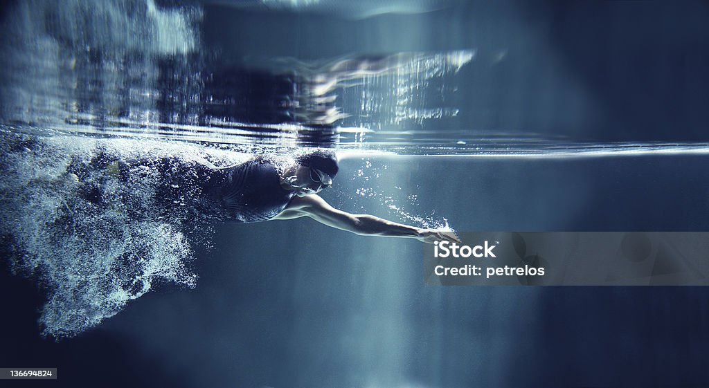 Atleta natação freestyle em Fundo azul, Vista debaixo d'água - Foto de stock de Natação royalty-free
