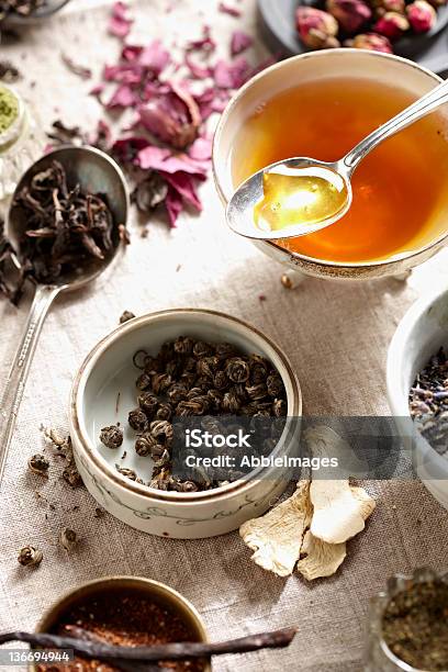 Secco Tè - Fotografie stock e altre immagini di Tè Oolong - Tè Oolong, Abbigliamento troppo grande, Abbondanza