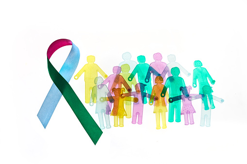 Antecedentes del Día de las Enfermedades Raras. Colorida cinta de concientización con grupo de personas con enfermedades raras. photo