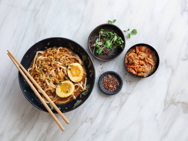 fideos dan dan (tantanmen ramen) - noodle soup fotografías e imágenes de stock