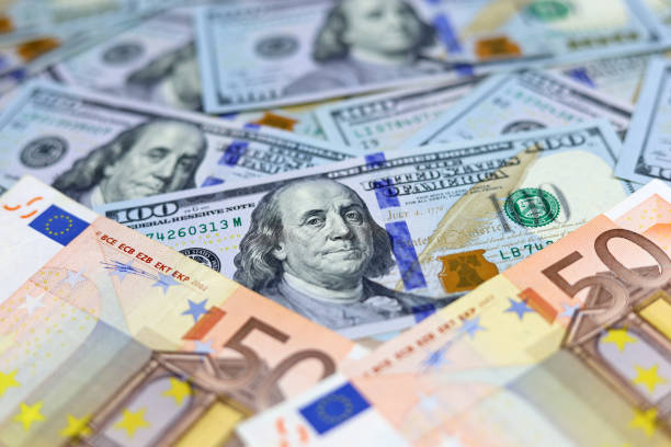 dollari usa e banconote in euro - currency exchange currency european union currency dollar foto e immagini stock