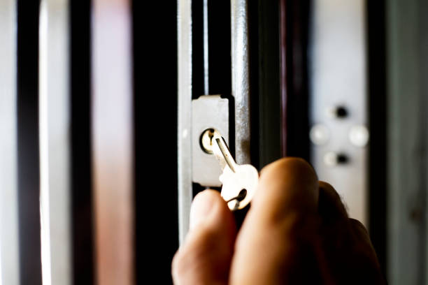 キーはセキュリティ ゲートのロックを解除します。 - locksmith house rental key real estate ストッ��クフォトと画像