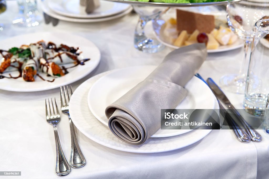 Placa com garfos e facas de mesa - Royalty-free Almoço Foto de stock