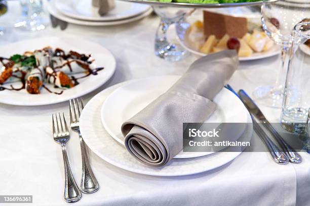 Placa Com Garfos E Facas De Mesa - Fotografias de stock e mais imagens de Almoço - Almoço, Banquete, Comida