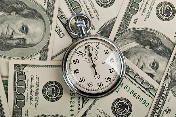 미국 달러 및 스톱워치 - finance photography us currency stopwatch 뉴스 사진 이미지