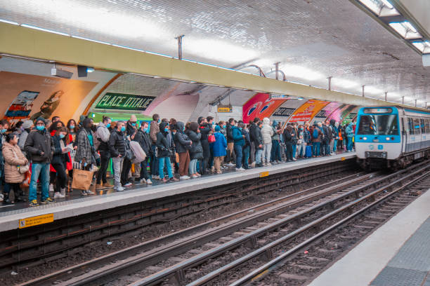 居心地の良い19 - パンデミックの間にパリからの一般的なビュー - paris metro train ストックフォトと画像