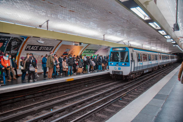 居心地の良い19 - パンデミックの間にパリからの一般的なビュー - paris metro train ストックフォトと画像
