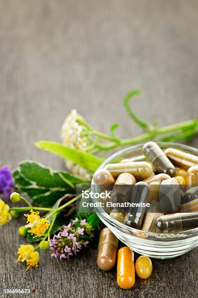 Kräutermedizin Und Kräutern Stockfoto und mehr Bilder von Nahrungsergänzungsmittel - Nahrungsergänzungsmittel, Kräutermedizin, Kräuter