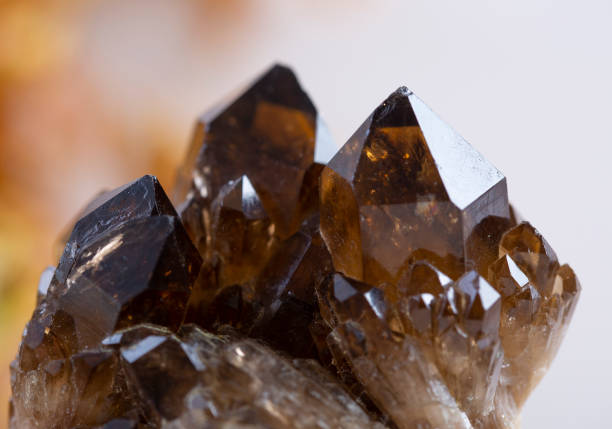 enfumé 
spécimen minéral pierre roche géologie gemme cristal - precious gem photos photos et images de collection