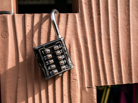 number combination padlock allows us not to bring the key, so we avoid forgetting to put the key