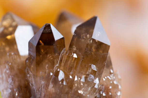 enfumé 
spécimen minéral pierre roche géologie gemme cristal - quartz photos et images de collection