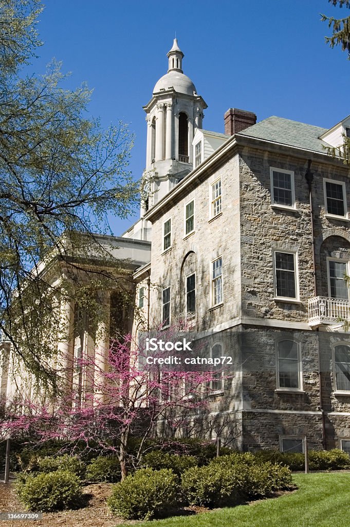 Old principal Campus de Penn State College, la lumière du soleil de printemps - Photo de Campus libre de droits