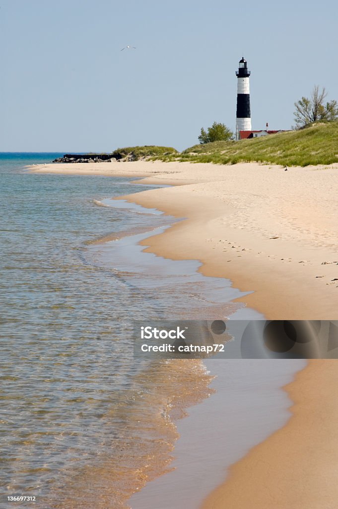 Strand mit Wellen und Leuchtturm, Michigan Great Lakes Landschaft - Lizenzfrei Aktivitäten und Sport Stock-Foto