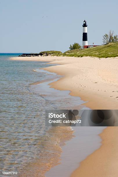 Strand Mit Wellen Und Leuchtturm Michigan Great Lakes Landschaft Stockfoto und mehr Bilder von Aktivitäten und Sport