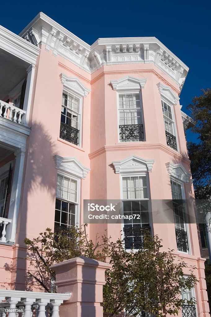 Rosa e bianco House, Rainbow riga, storico di Charleston, Carolina del Sud - Foto stock royalty-free di Carolina del Sud