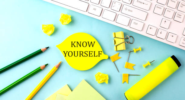 istock Text sign showing KNOW YOURSELF with office tools and keyboard on the blue background 1366974053