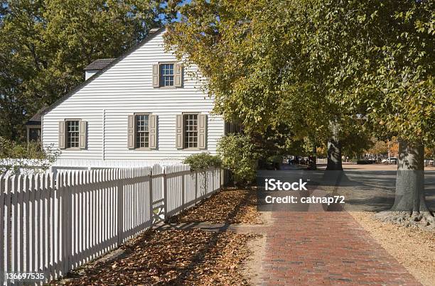 植民地時代の通りと真っ白なペンキ塗りのフェンス バージニア州のストックフォトや画像を多数ご用意 バージニア州, バージニア州