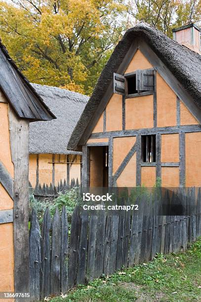 Old English Domy Z Krytymi Strzechą Dachami Ośrodka 1600s Rekonstrukcja - zdjęcia stockowe i więcej obrazów Jamestown - Stan Wirginia