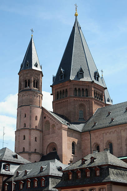 istock Cityscape Mainz St. Martin's Cathedral (Germany) Mainz Cathedral and Old Town 136697655