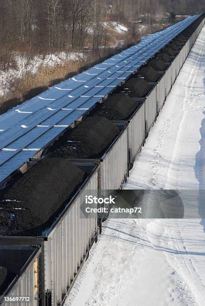 Carbón Tren En Movimiento En La Nieve Y Luz Natural Foto de stock y más banco de imágenes de Actividad física