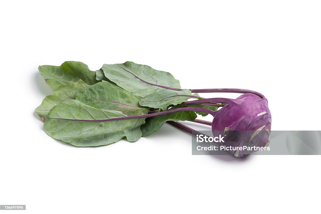 Фиолетовый Кольраби - Стоковые фото Белый фон роялти-фри