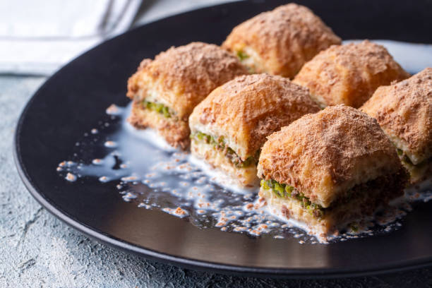 postre tradicional turco nuevo baklava lechía fría con pistacho (nombre turco; soguk baklava) - 13607 fotografías e imágenes de stock