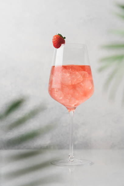 bevanda rinfrescante estiva - champagne pink strawberry champaigne foto e immagini stock