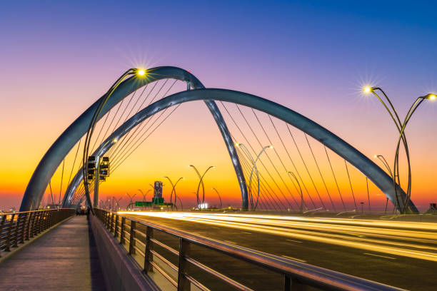 bellissimo scatto dell'infinity bridge a dubai negli emirati arabi uniti. infinity bridge, la più recente meraviglia architettonica, è stato aperto al traffico pubblico a dubai il 16 gennaio 2022. - night cityscape dubai long exposure foto e immagini stock