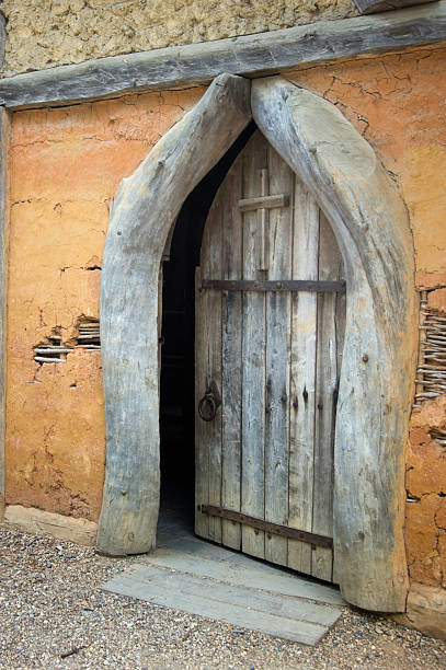 igreja de porta aberta - jamestown door virginia tudor style - fotografias e filmes do acervo