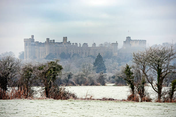 eerie scene across frozen meadows to arundel castle - arundel england imagens e fotografias de stock